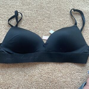 Victoria Secret pink wear everywhere wireless pushup 34B excellent condition.